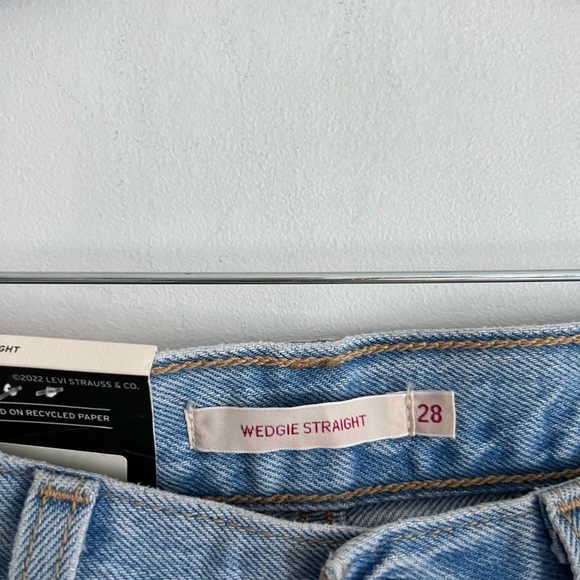 Levi's Wedgie Straight High Waist Button Fly NWT
Jeans Size 28X28 - Picture 6 of 11